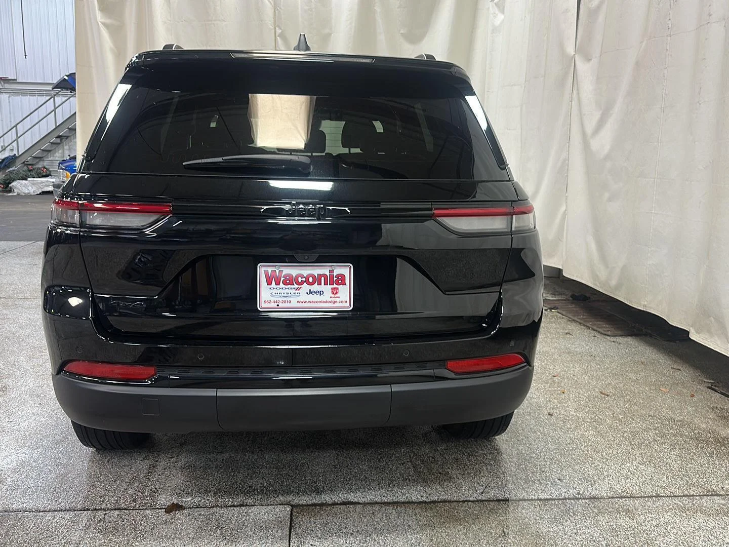 Used 2025 Diamond Black Crystal Pearlcoat Jeep Altitude image 4