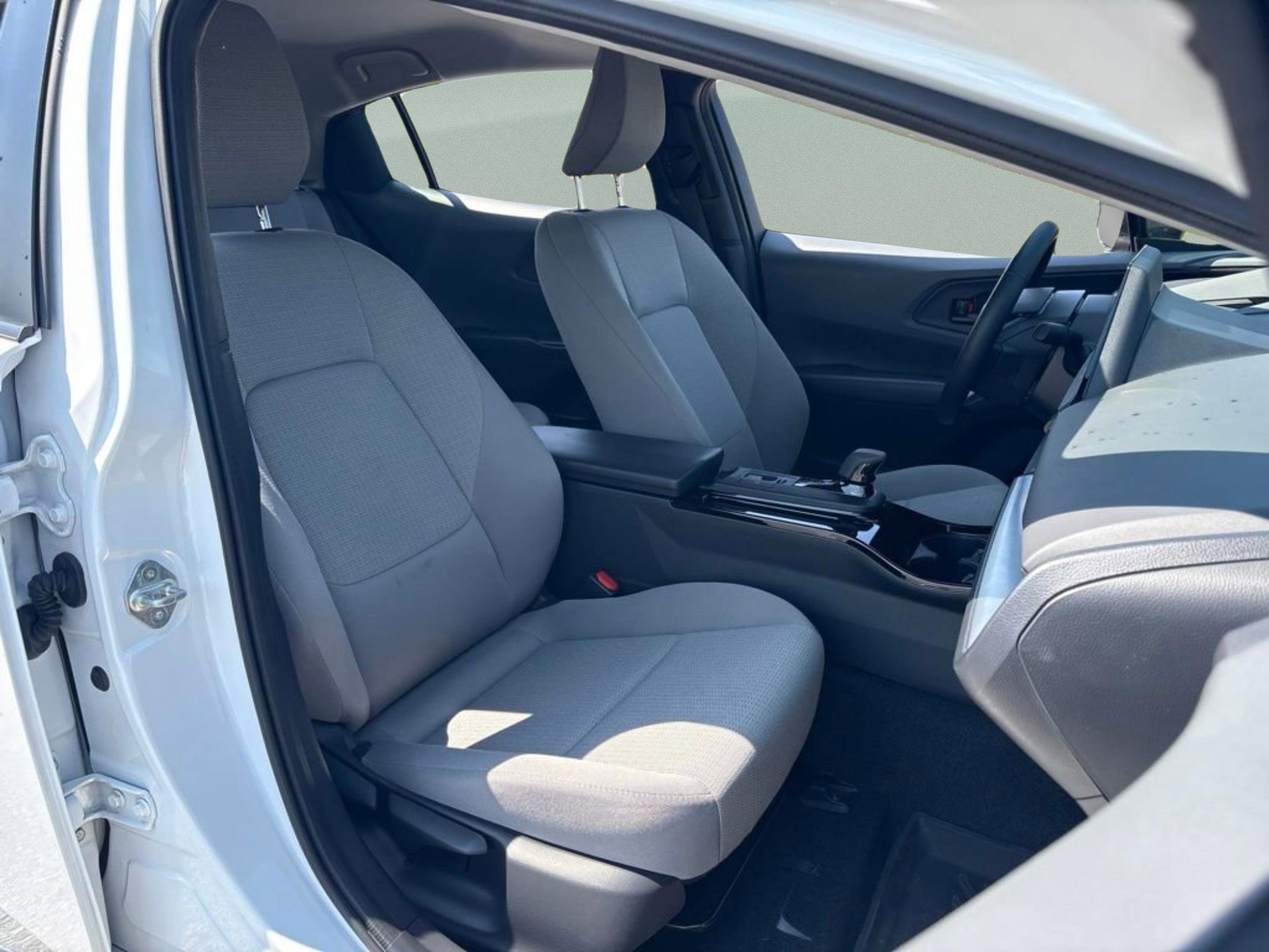 Used 2025 Pearl Toyota LE image 27