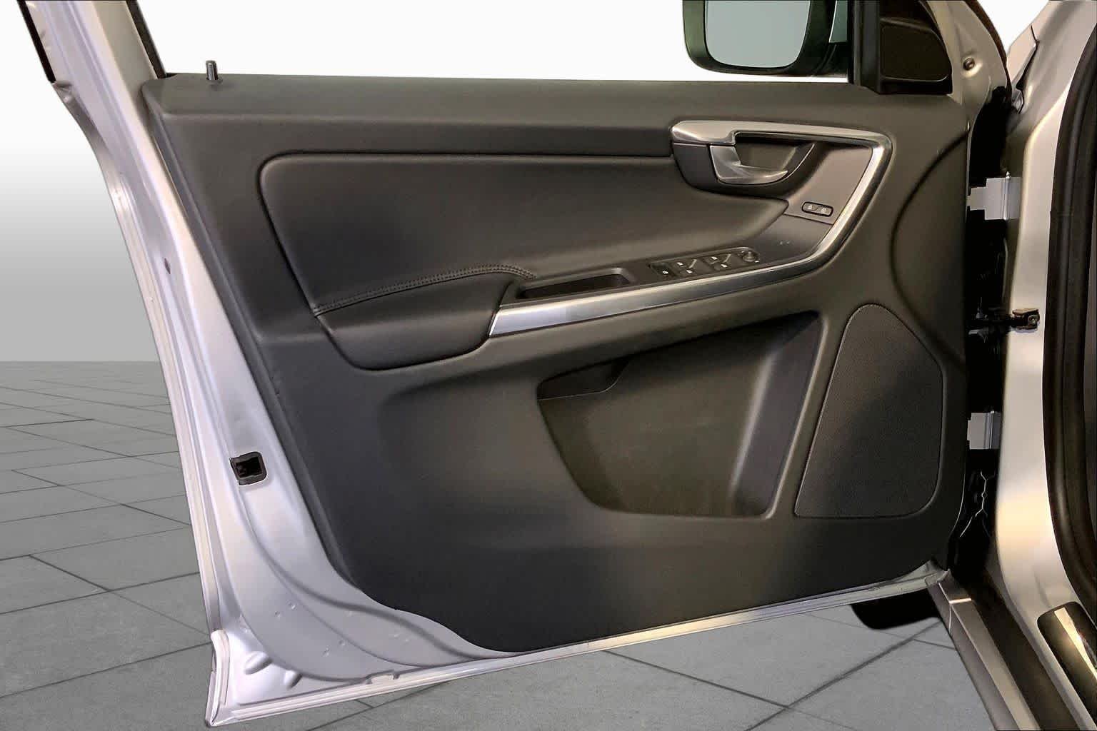Used 2015 Bright Silver Metallic Volvo T6 image 21