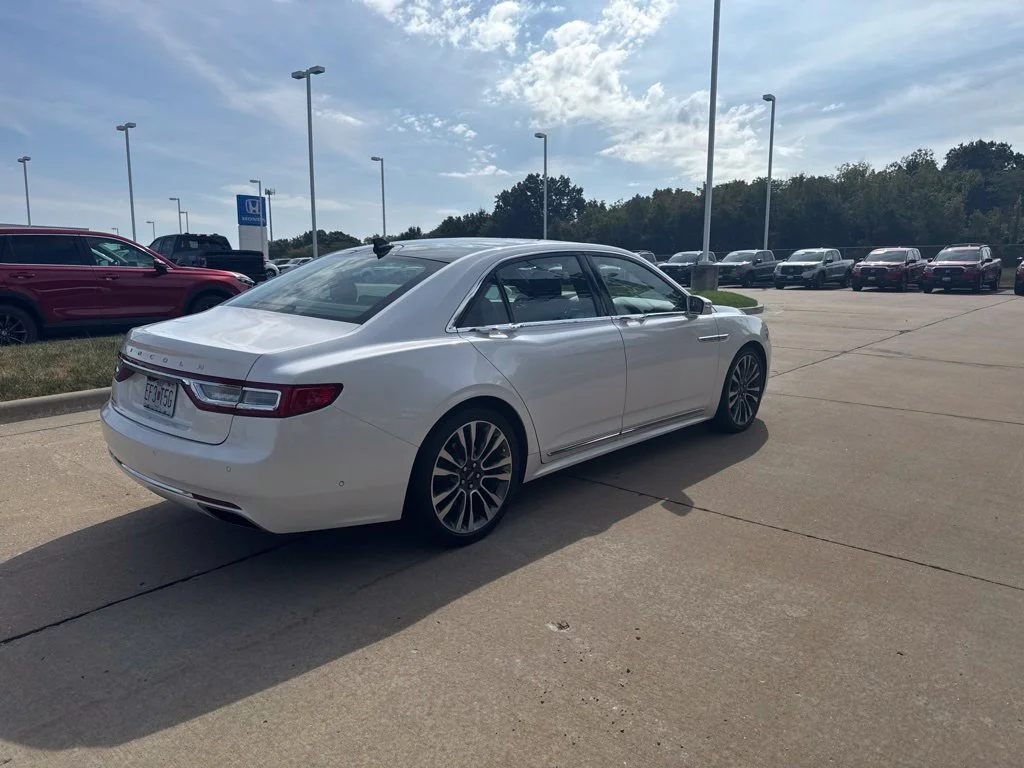 Used 2018 White Lincoln Select image 4