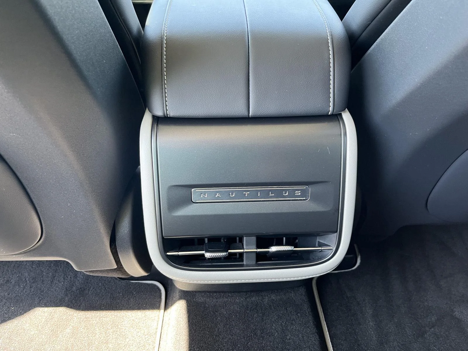 Used 2024 White Platinum Tri-Coat Metallic Lincoln Premiere image 14