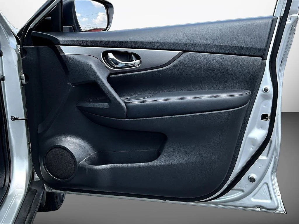 Used 2016 Brilliant Silver Nissan SV image 29