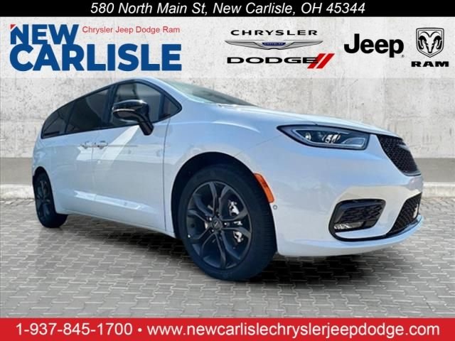 2026 Chrysler Pacifica Select's photo