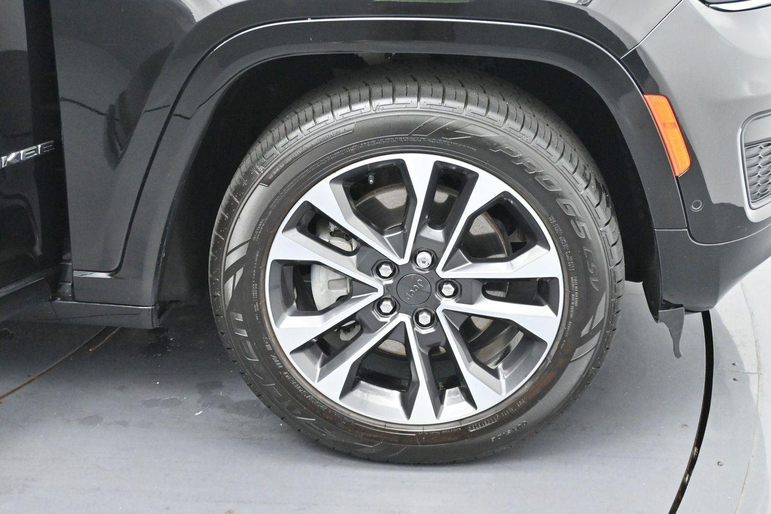 Used 2023 Diamond Black Crystal Pearlcoat Jeep Overland image 40