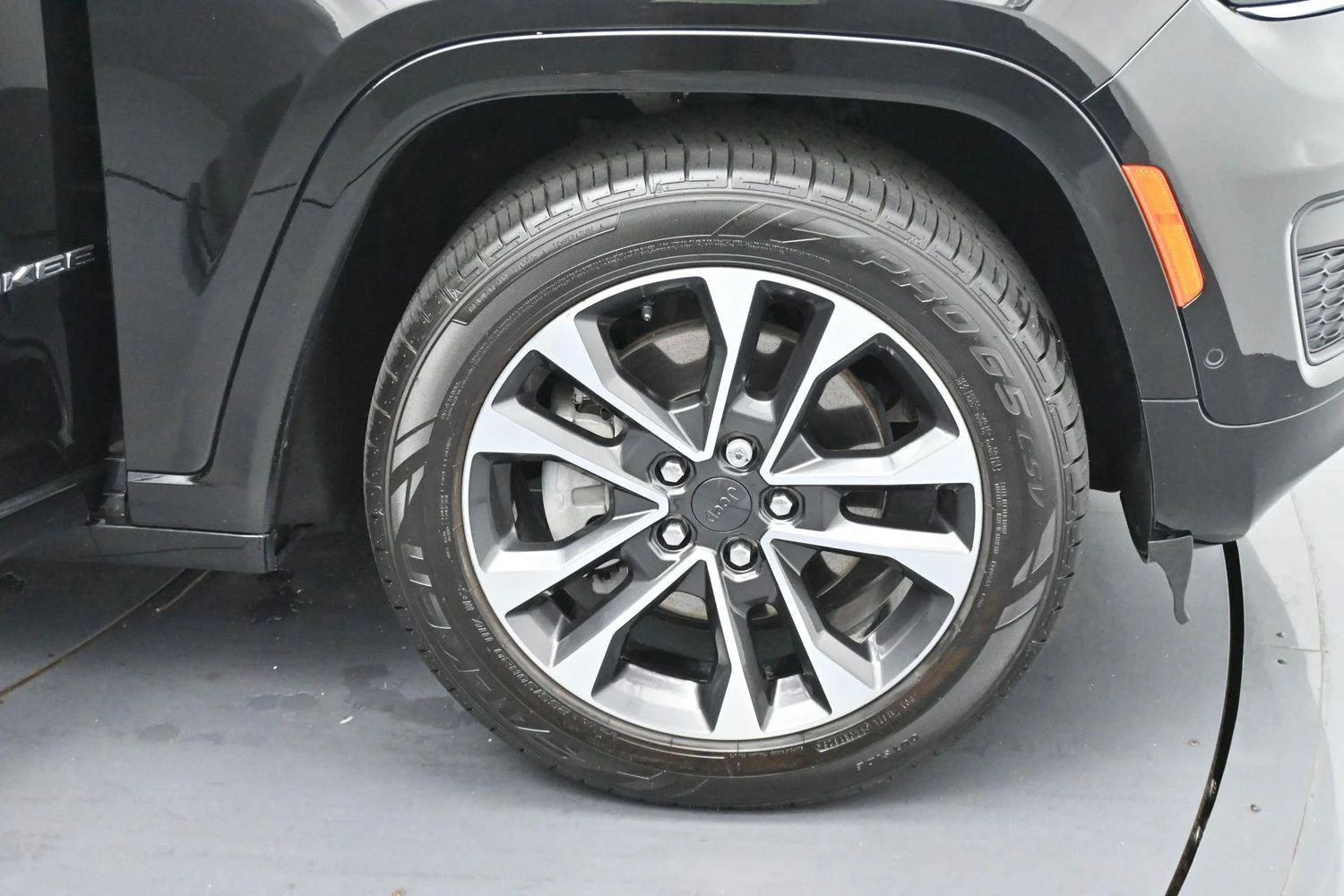 Used 2023 Diamond Black Crystal Pearlcoat Jeep Overland image 40