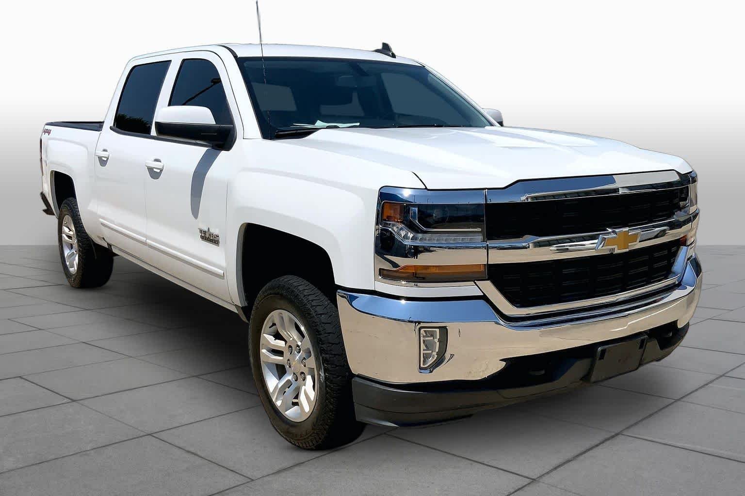 Used 2018 Summit White Chevrolet LT image 3