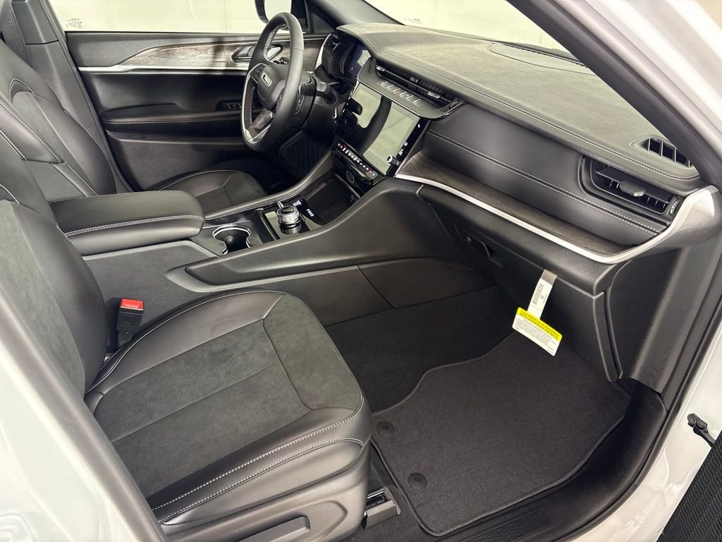 New 2026 Bright White Clear-Coat Exterior Paint Jeep Altitude image 17