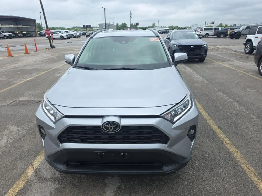 Used 2020 Silver Toyota XLE image 2