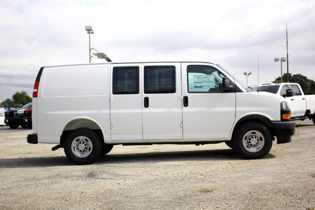New 2025 Summit White Chevrolet WT image 5