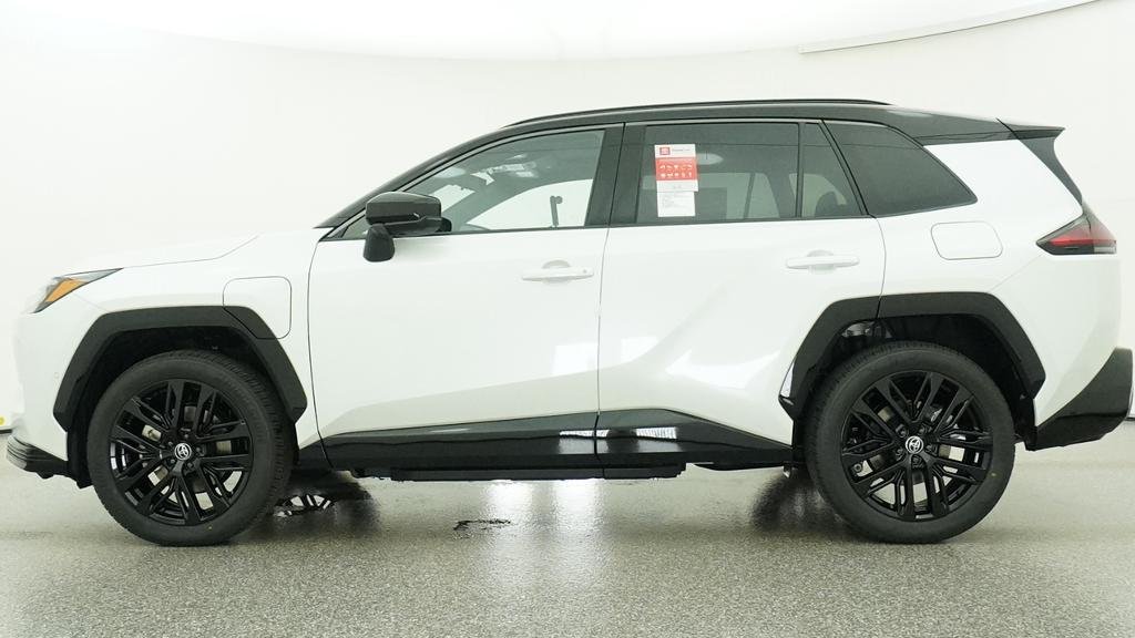 New 2026 Wind Chill Pearl with Midnight Black Metallic roof Toyota XSE image 2