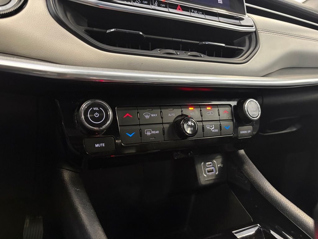 Used 2024 Gray Metallic Jeep Limited image 27
