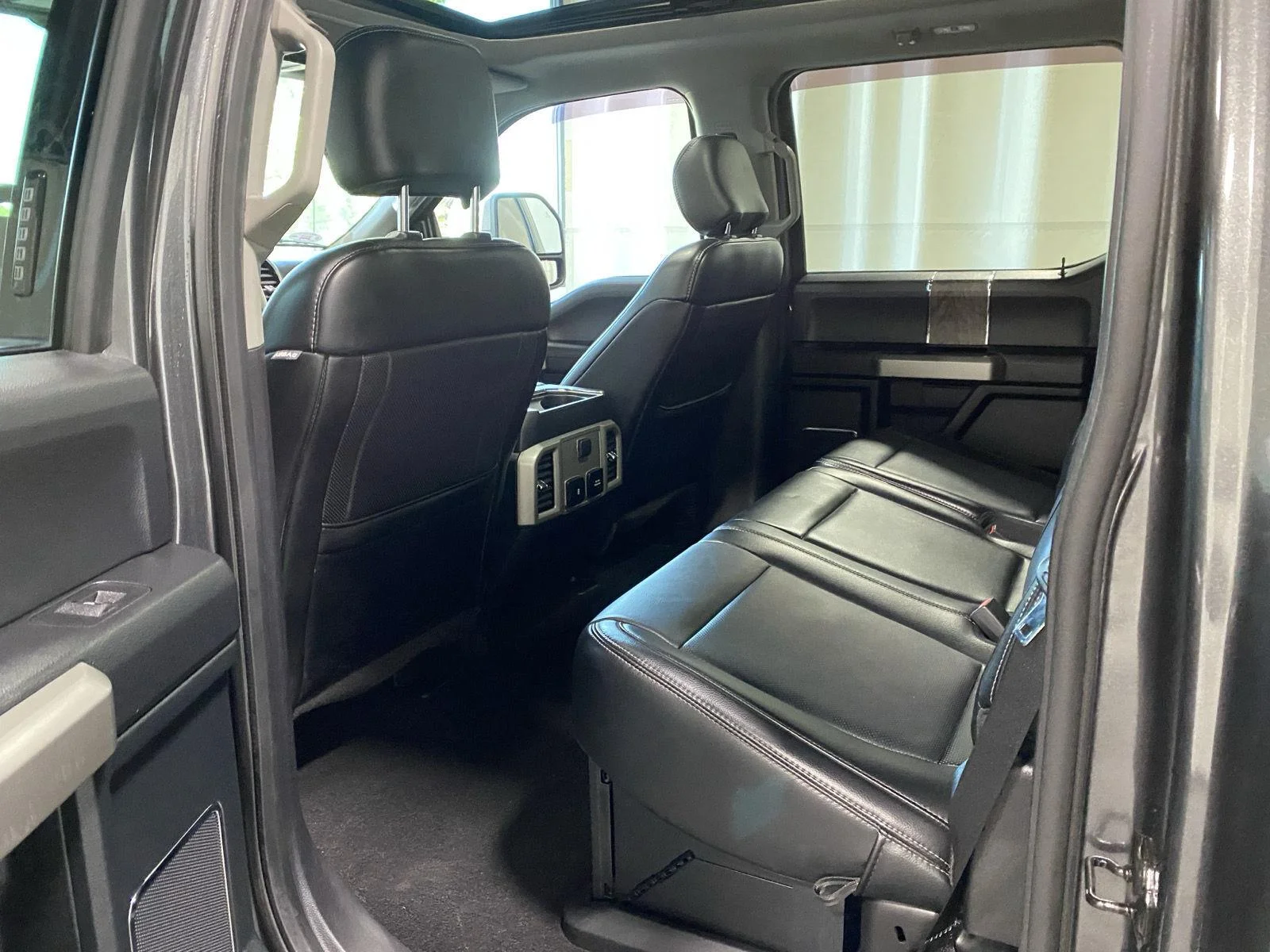 Used 2019 Magnetic Ford LARIAT image 17