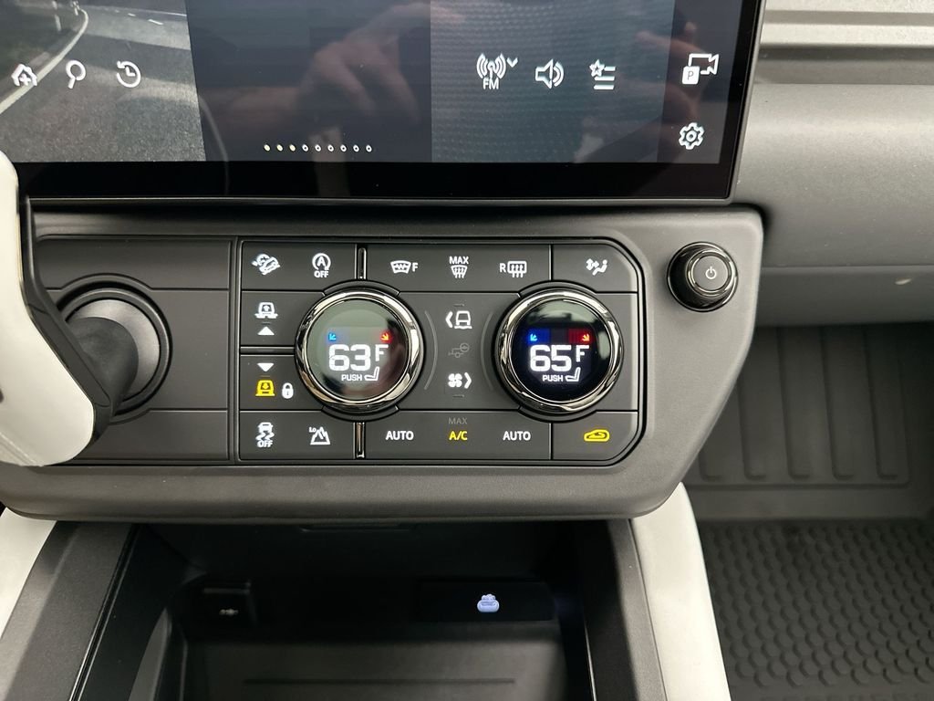 New 2026 Charente Grey Prem Met Land Rover OCTA image 13
