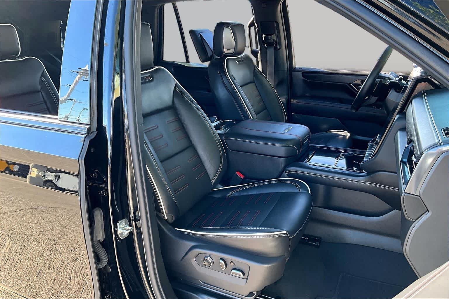 Used 2026 Onyx Black GMC AT4 Ultimate image 9