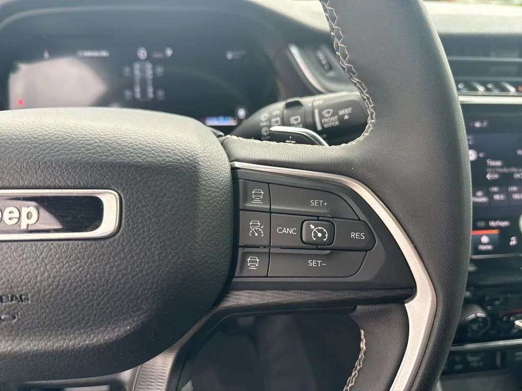 Used 2024 Red Jeep Altitude image 10