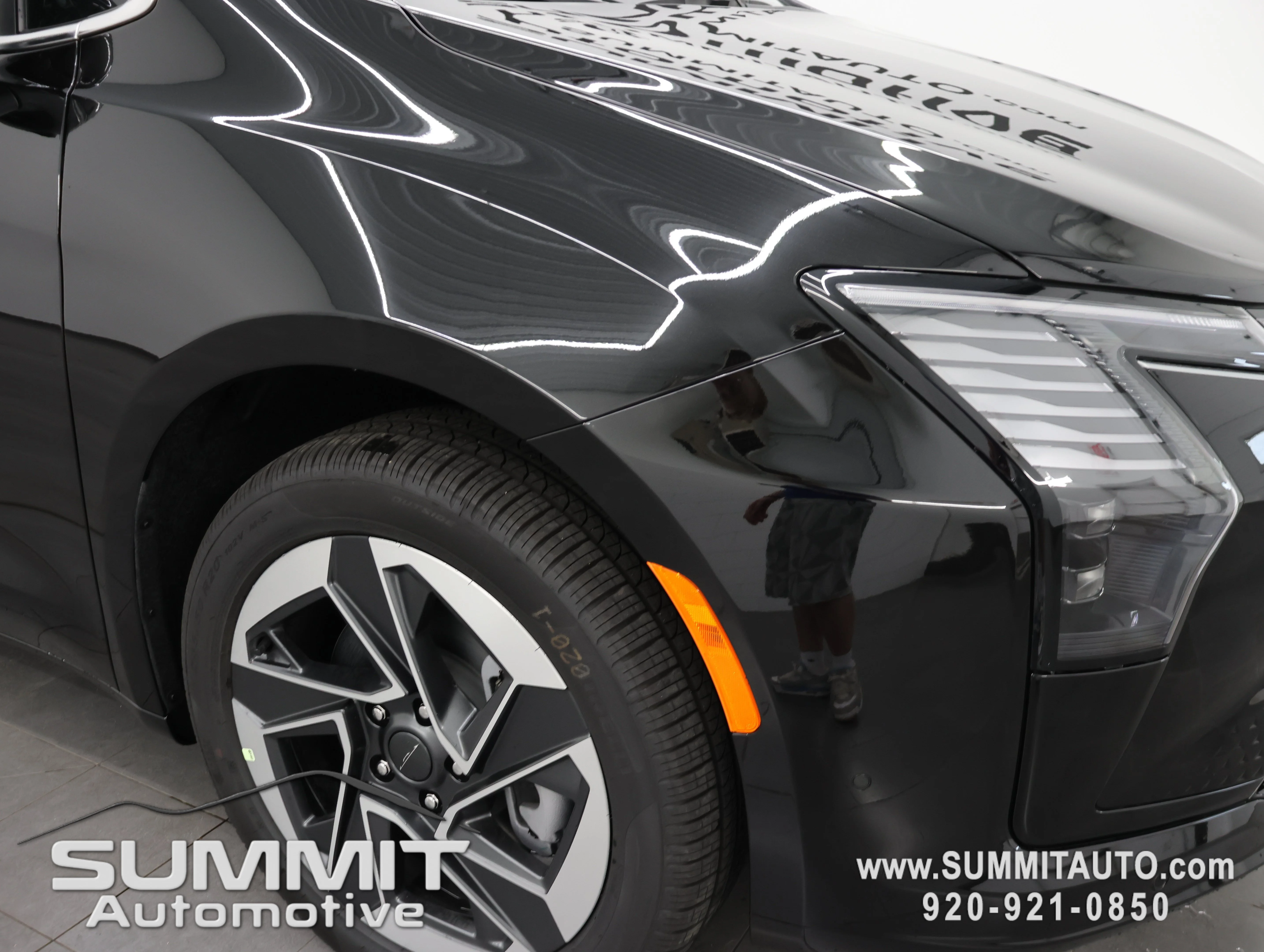 New 2027 Diamond Black Crystal Pearl-Coat Exterior Paint Chrysler Limited image 29