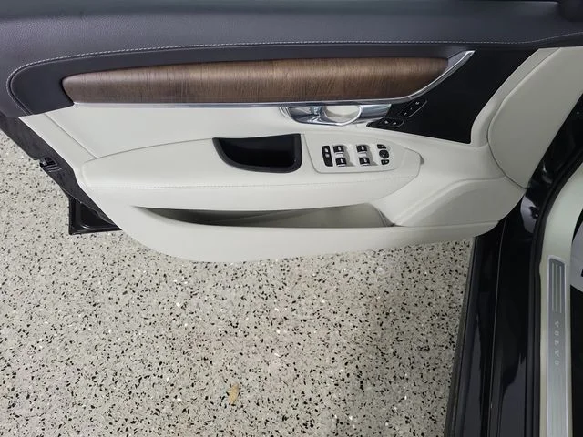 Used 2022 Black Volvo B6 Inscription image 21