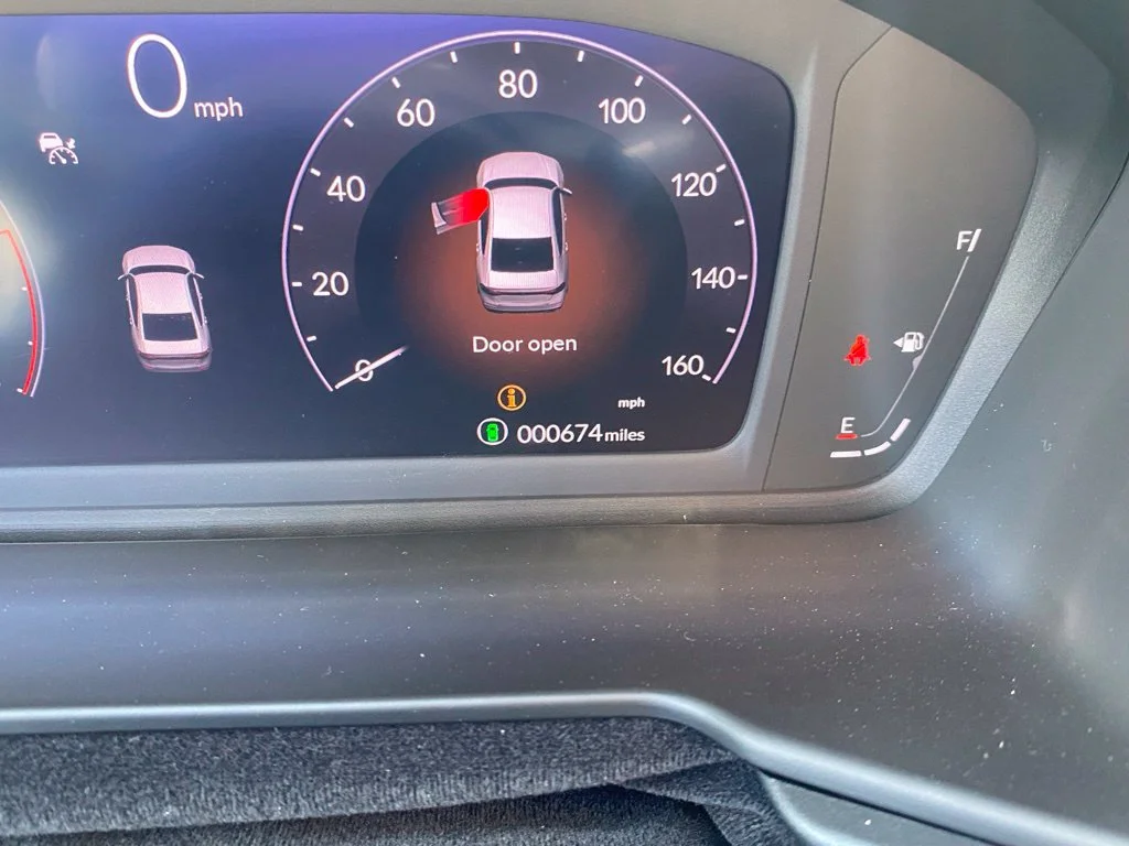 Used 2025 White Honda SE image 4