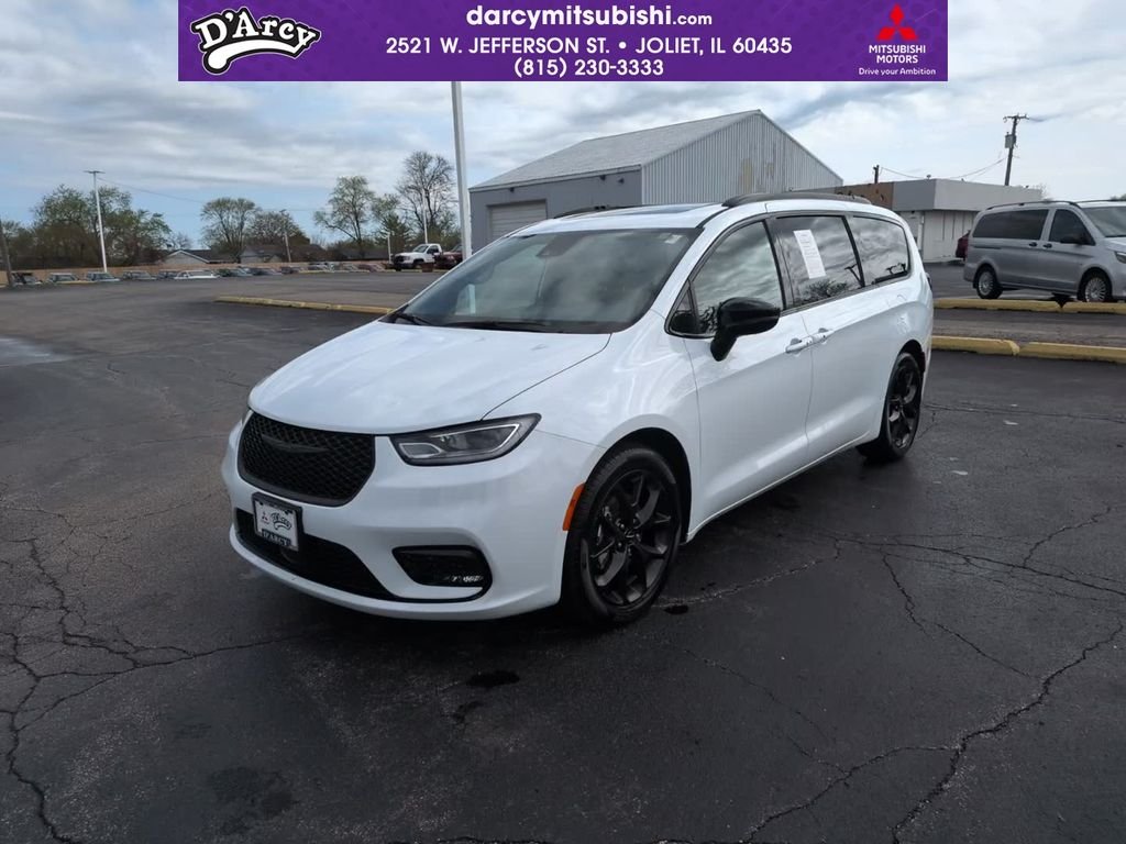 2025 Chrysler Pacifica Limited's photo