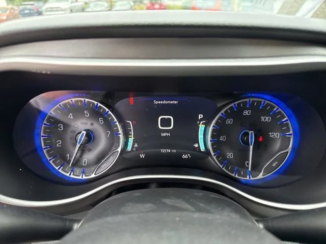 Used 2022 Ceramic Gray Clearcoat Chrysler Touring L image 18