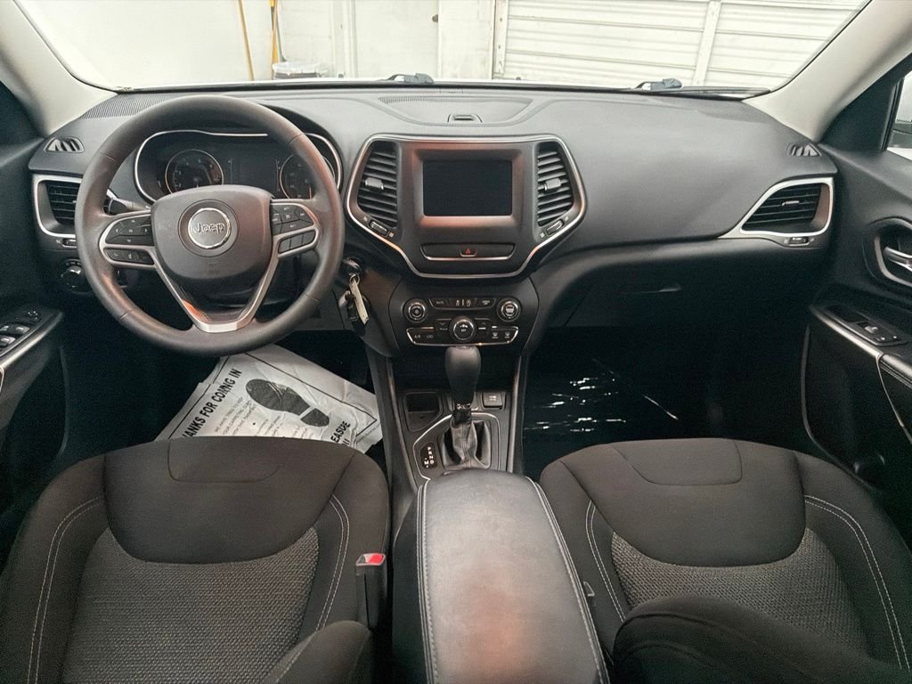 Used 2020 White Jeep Latitude image 23