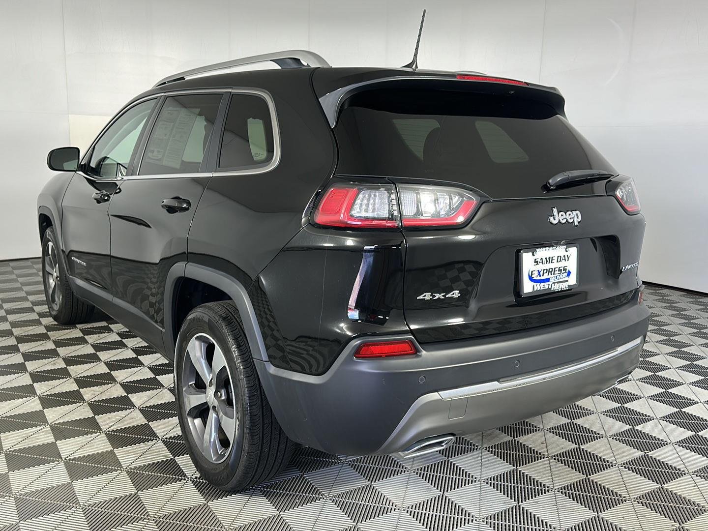Used 2019 Diamond Black Crystal Pearlcoat Jeep Limited image 4