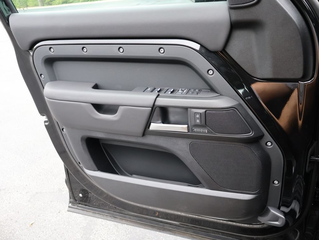 New 2026 Santorini Black Land Rover V8 image 35