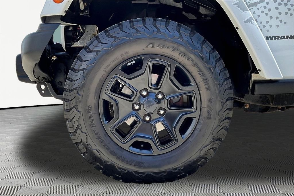 Used 2016 White Jeep Unlimited Sahara image 30