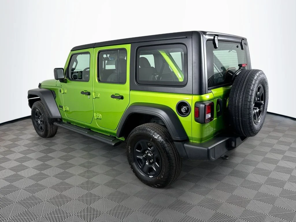 Used 2025  Jeep Sport image 6