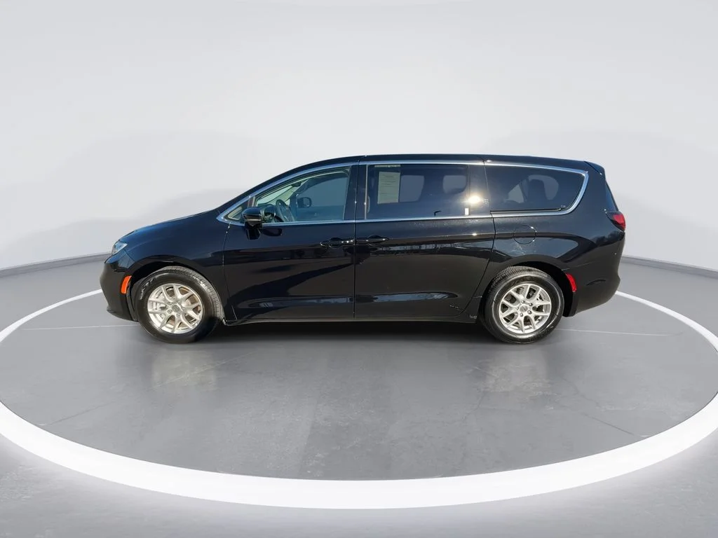 Used 2024 Black Chrysler Touring L image 5
