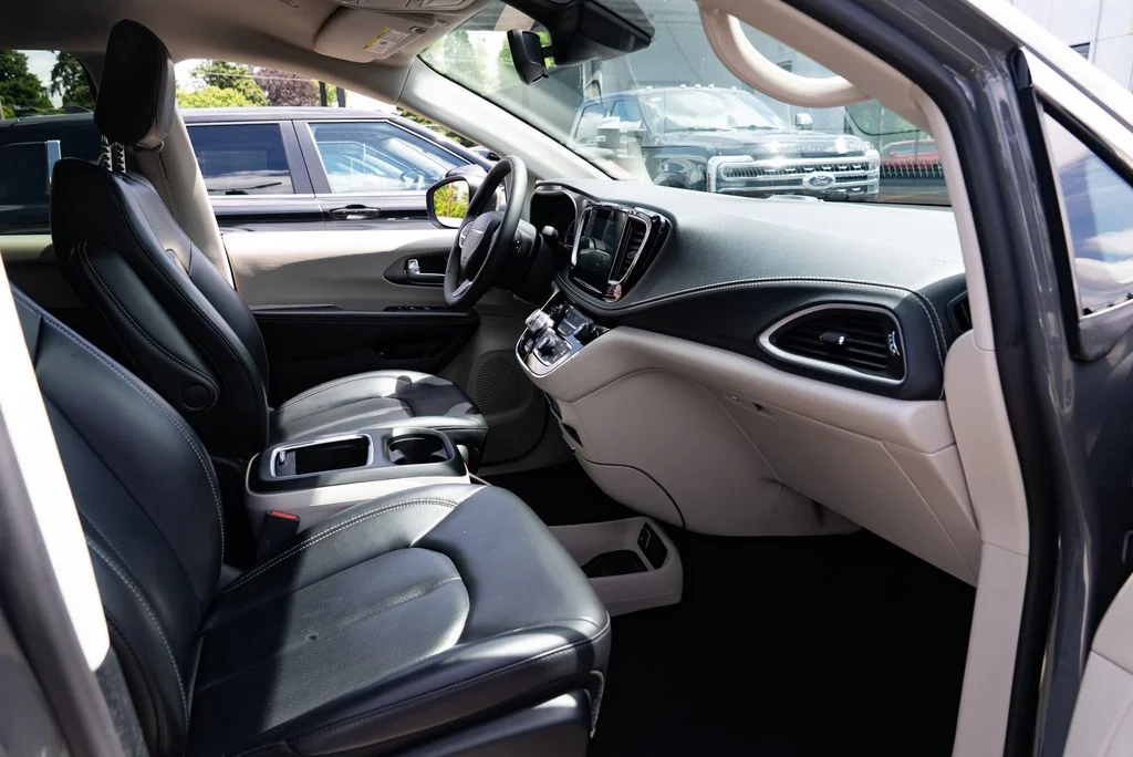 Used 2023 White Chrysler Touring L image 23