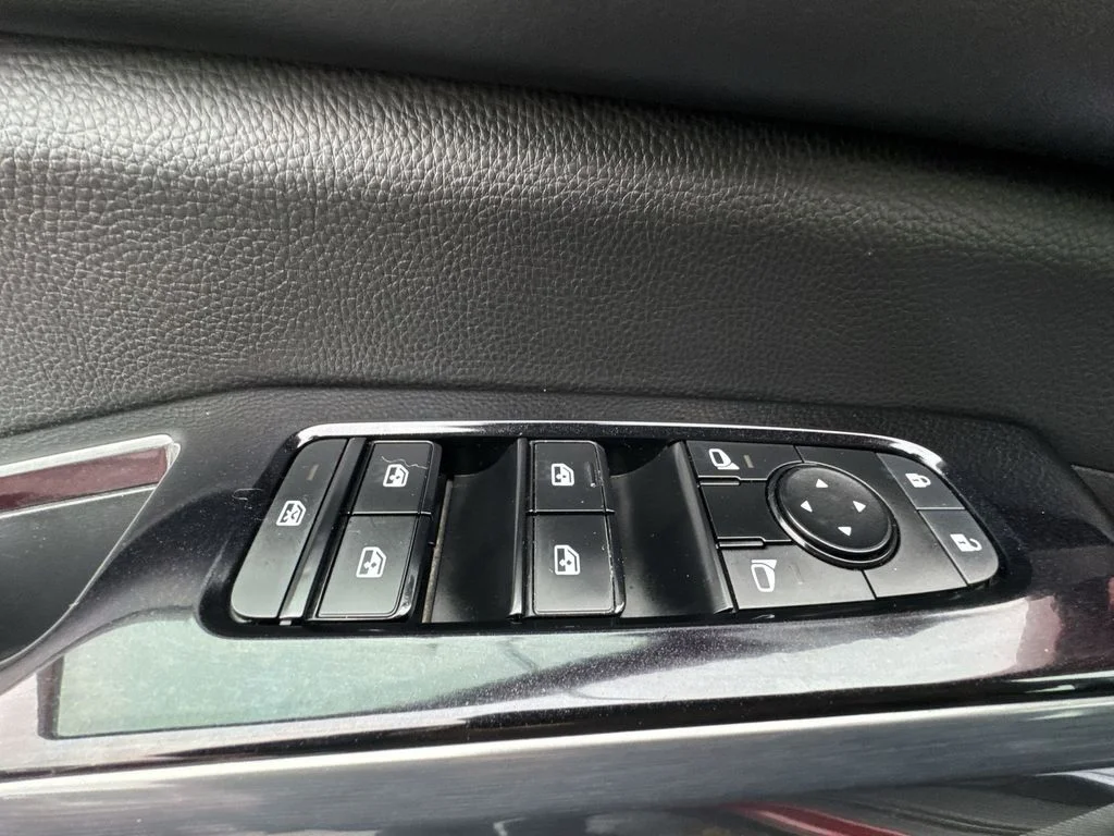 Used 2022 Red Nissan SL image 13