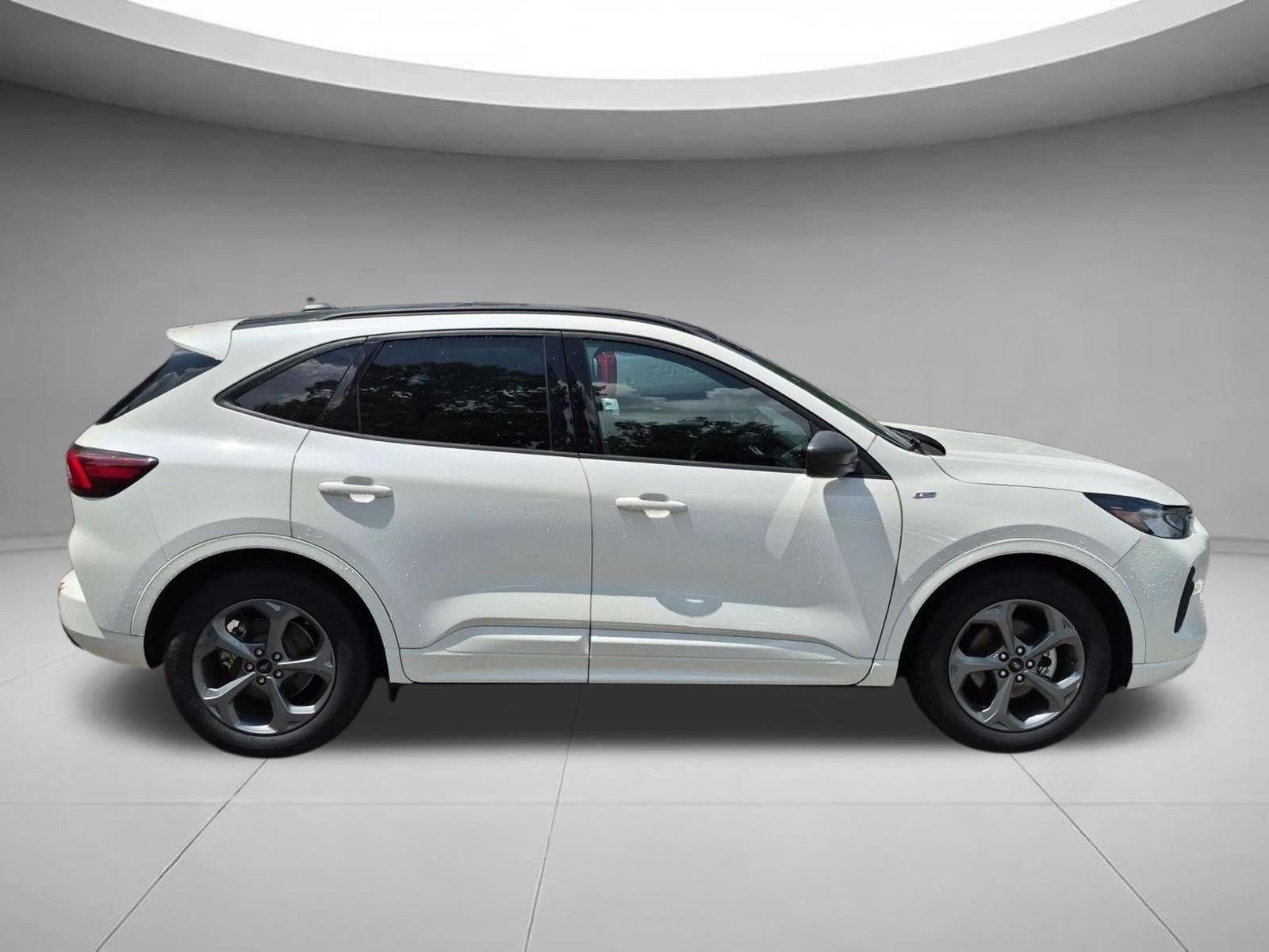 Used 2024 Star White Metallic Tri-Coat Ford ST-Line image 6