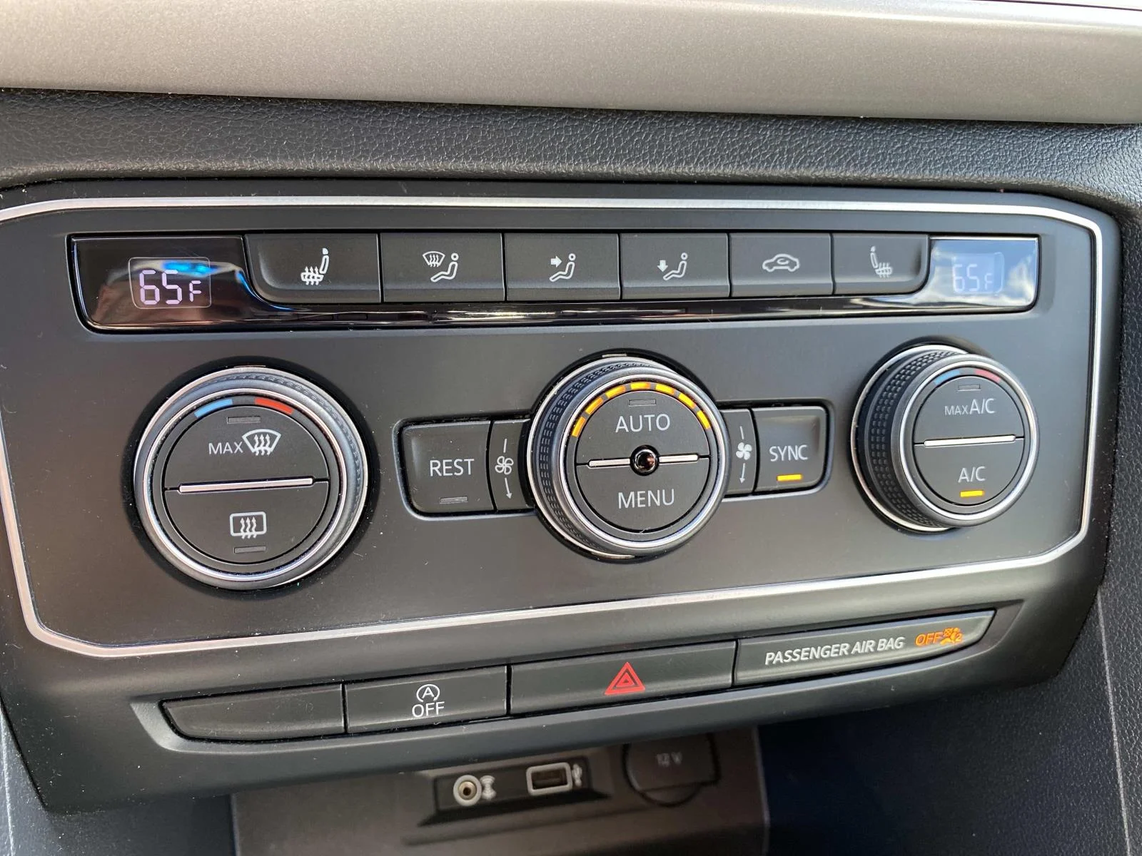 Used 2019 Platinum Gray Metallic Volkswagen 3.6L V6 SE w/Technology 4MOTION image 15
