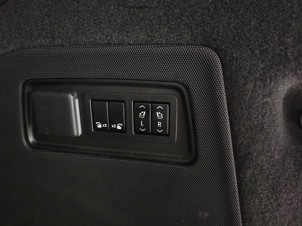 Used 2022 White Cadillac Sport image 6