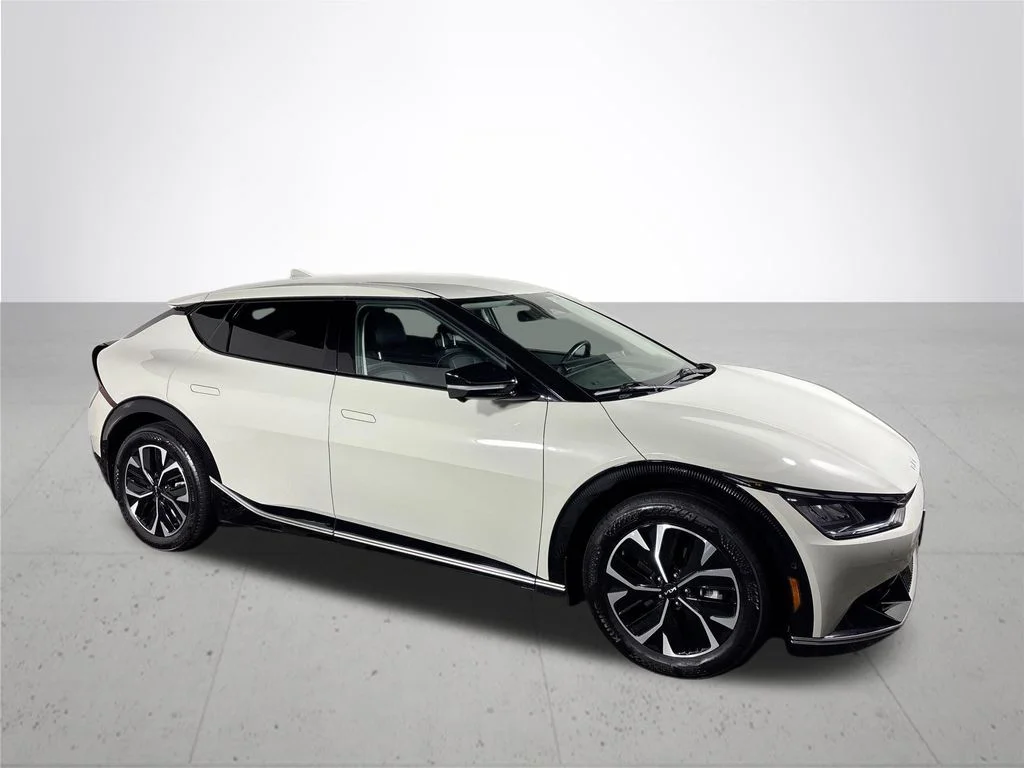 Used 2023 White Kia Wind image 4