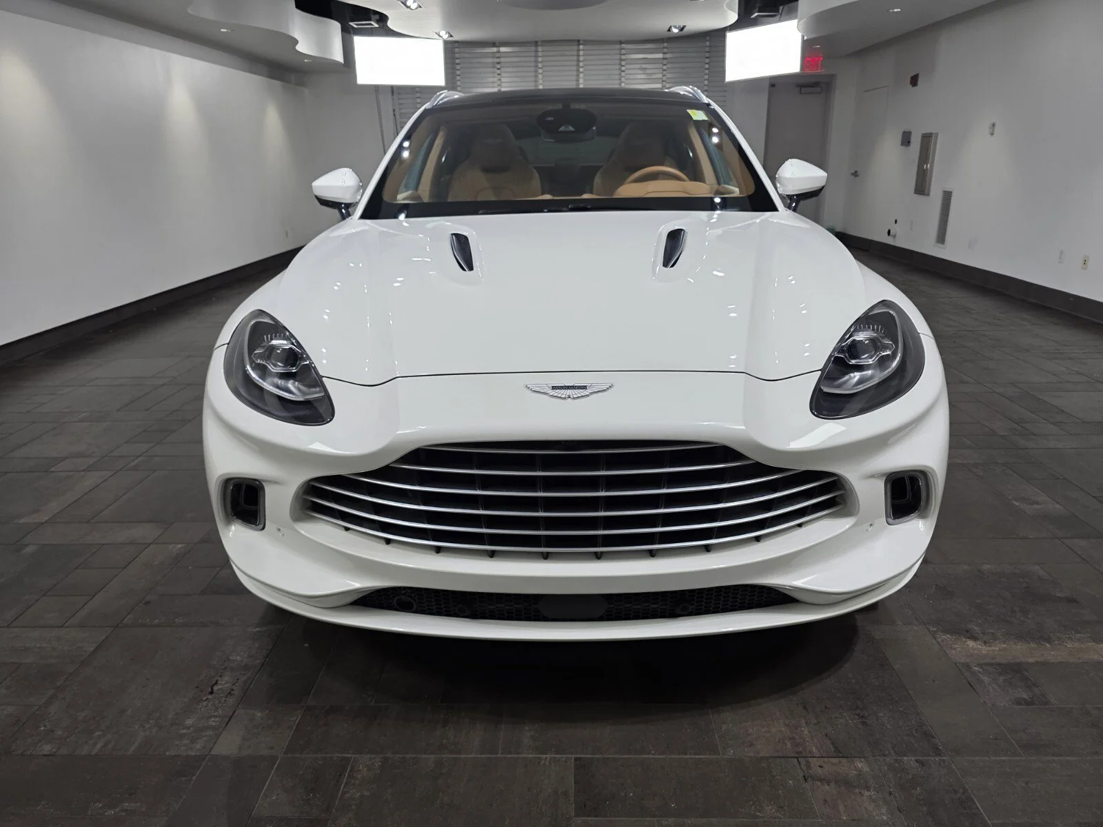 Used 2022 Stratus White Gloss Aston Martin 550 image 7