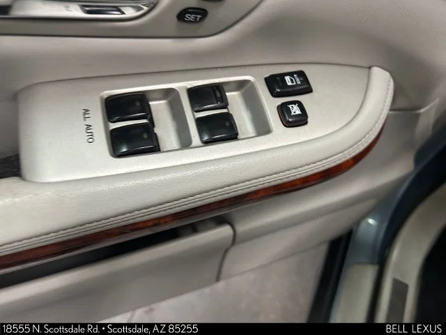 Used 2005 Blue Lexus 330 image 17