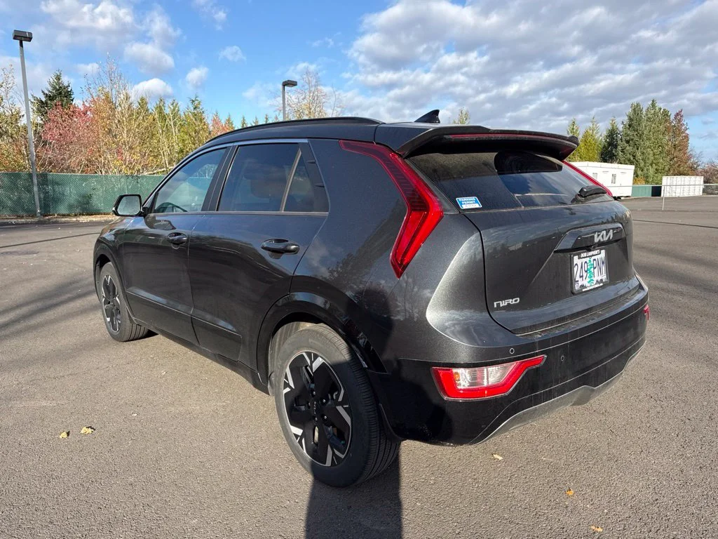 Used 2023 Graphite Gray Kia Wind image 5