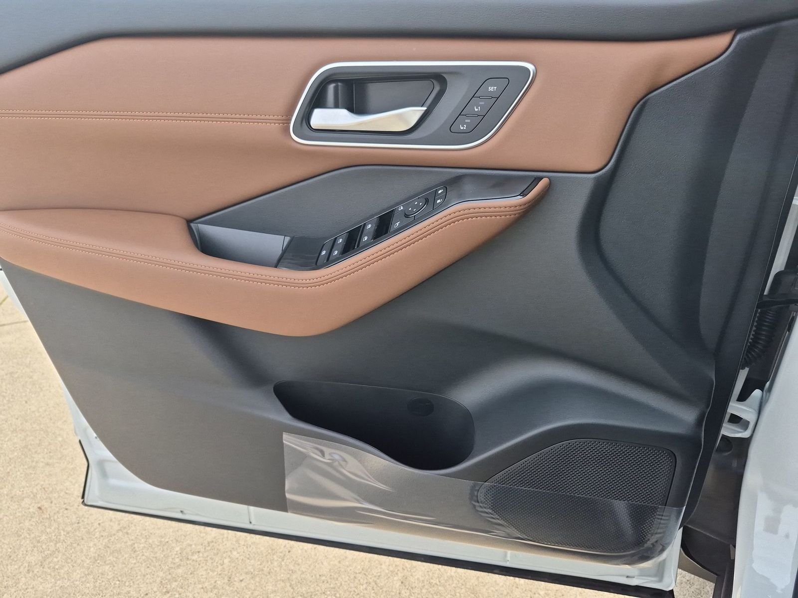 New 2026 Everest White Pearl TriCoat / Super Black Two-tone Nissan Platinum image 25
