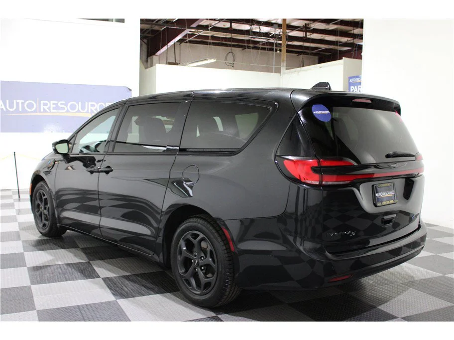 Used 2022 Brilliant Black Crystal Pearlcoat Chrysler Hybrid Touring L image 6