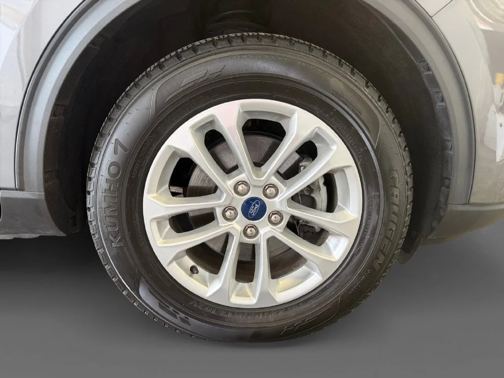 Used 2022 Gray Ford SE image 9