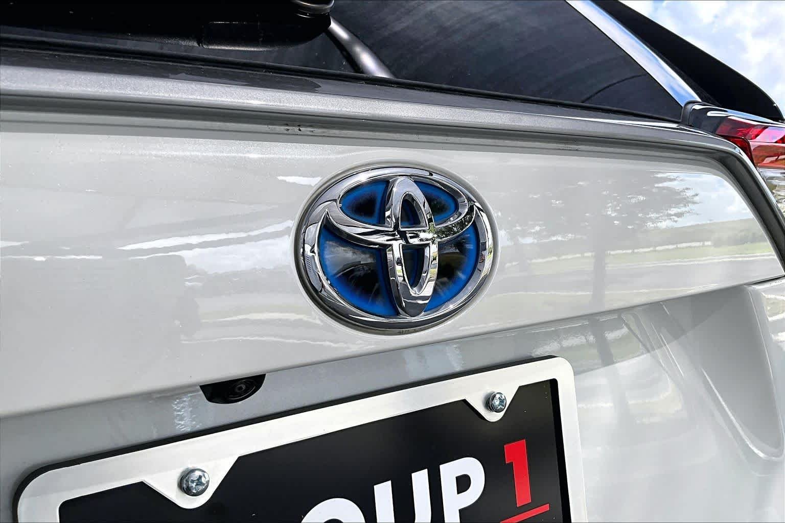 Used 2022 Blizzard Pearl/Midnight Black Metallic Toyota Hybrid XSE image 31