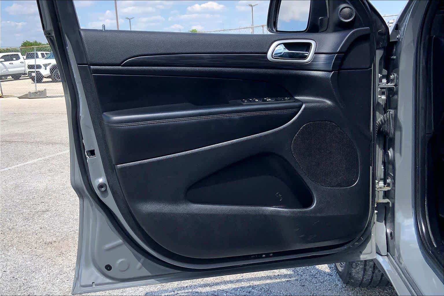 Used 2022 Sting-Gray Clearcoat Jeep Laredo X image 21