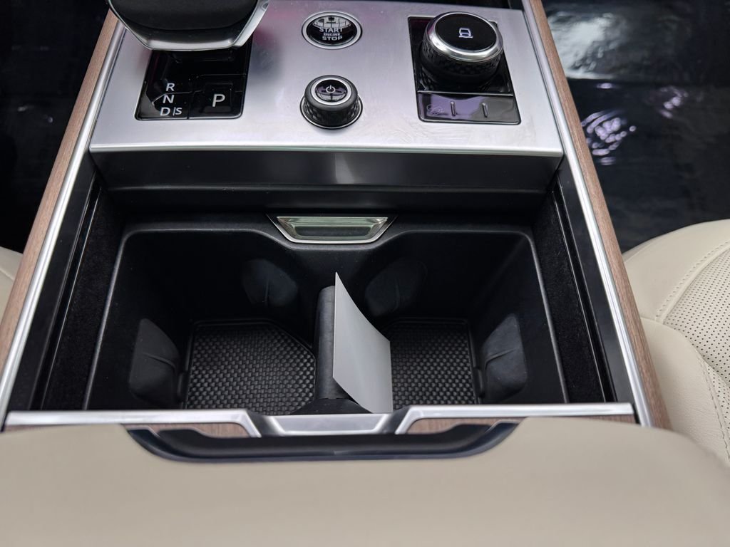 Used 2023 White Land Rover SE image 21