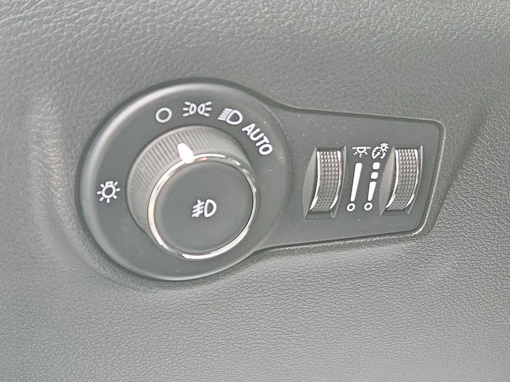 Used 2025 White Jeep Trailhawk image 33