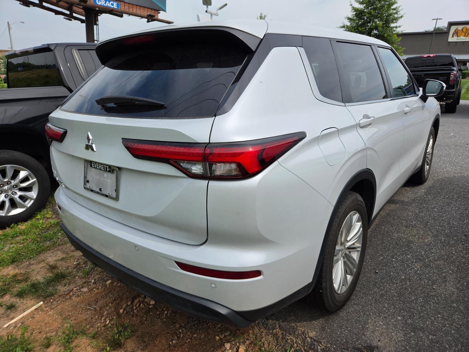 Used 2024 Silver Mitsubishi ES image 5