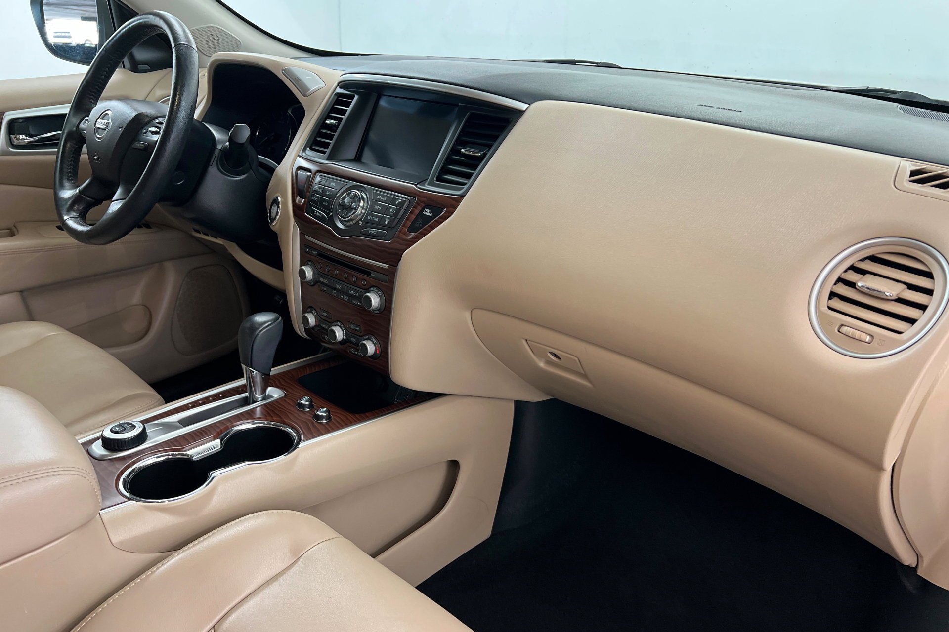 Used 2020 Pearl White Tricoat Nissan Platinum image 26