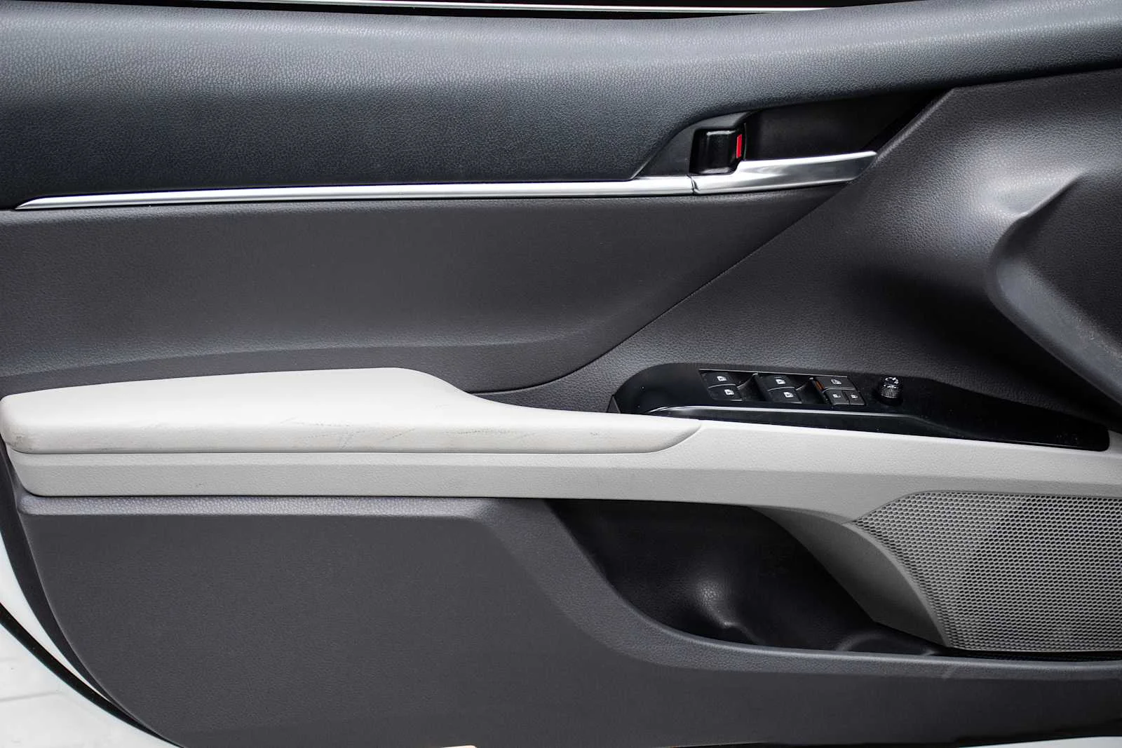 Used 2019 Super White Toyota LE image 15