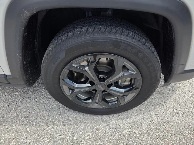 Used 2024 Silver Jeep Latitude image 19